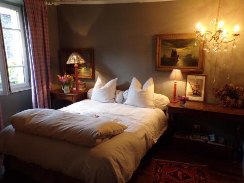 Meuzacla maison de Royer的卧室配有一张带白色床单和枕头的大床。