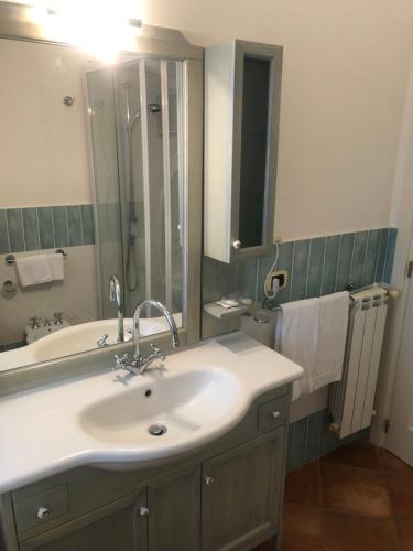 里波斯托托瑞阿奇拉度假酒店的一间带水槽、淋浴和镜子的浴室
