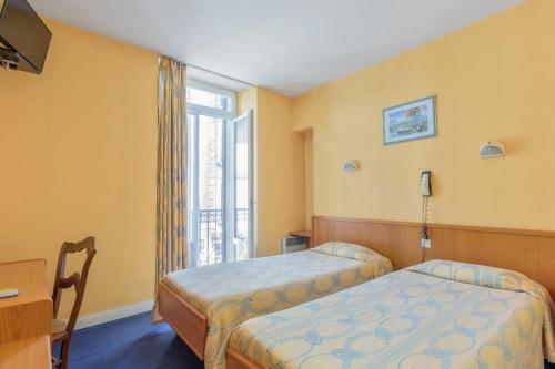 卢尔德阿卡普尔科酒店的一间卧室设有两张床和窗户。