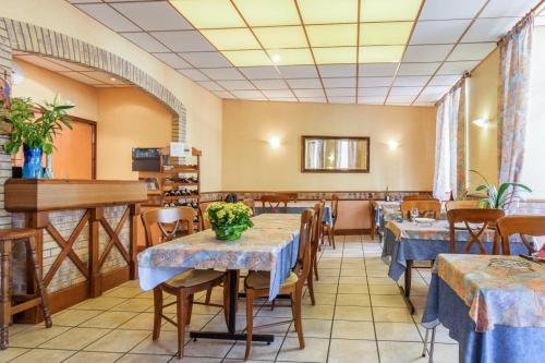 卢尔德阿卡普尔科酒店的一间在房间内配有桌椅的餐厅