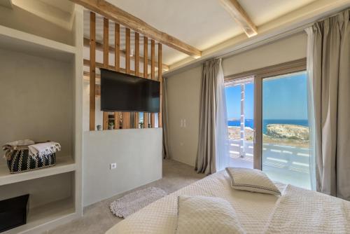 PachainaOcean Pearl Luxurious Suite的一间卧室设有一张床和一个大窗户