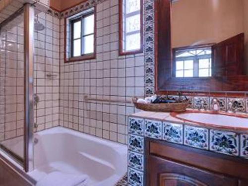 蓬塔雷纳斯Architectural home, Pool and High Speed Internet的带浴缸和盥洗盆的浴室