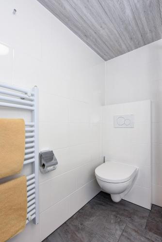卡罗利嫩西尔Pension Pradler Zimmer Erdgeschoß的一间白色浴室,内设卫生间