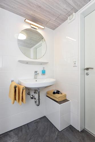 卡罗利嫩西尔Pension Pradler Zimmer Erdgeschoß的白色的浴室设有水槽和镜子