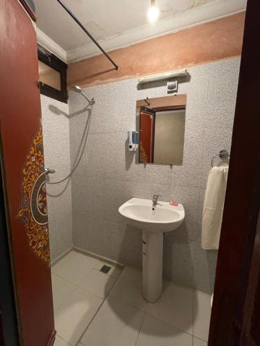 马拉喀什塞西尔酒店的一间带水槽和镜子的浴室