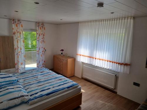 卡塞尔An den Vogelwiesen的一间卧室设有一张床和一个窗口