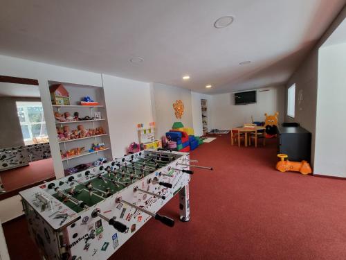 哈拉霍夫哈拉霍夫卡健康酒店的一间设有玩具的桌子的房间