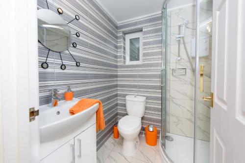 南安普敦Quest Fulfiller - Near hospital Free parking and Garden的浴室配有卫生间、盥洗盆和淋浴。