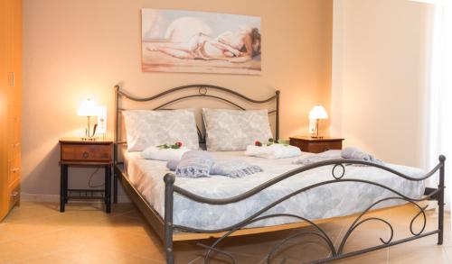巴利恩Marina Mare的一间卧室配有一张带2个床头柜和2盏灯的床。