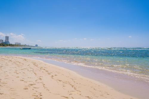 璜多里奥Coral Costa Caribe Beach Resort - All Inclusive的沙滩和海洋中的一个足迹