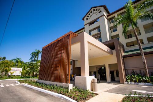 璜多里奥Coral Costa Caribe Beach Resort - All Inclusive的街道旁的一座带木栅栏的建筑