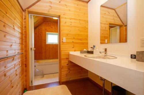 二世古Niseko HyKrots IKIGAI Village的浴室配有盥洗盆、卫生间和浴缸。