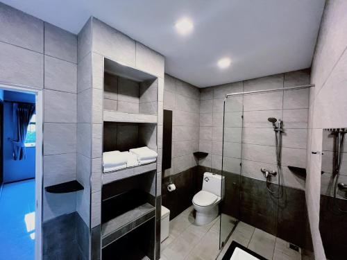 班昌Hideaway Resort Banchang的一间带卫生间和玻璃淋浴间的浴室