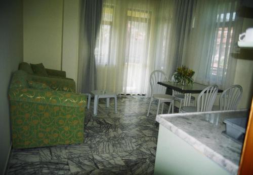 穆拉Özay Apart Otel的客厅配有沙发和桌椅