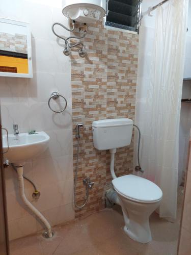 加尔各答Ani's Homestay的一间带卫生间和水槽的浴室