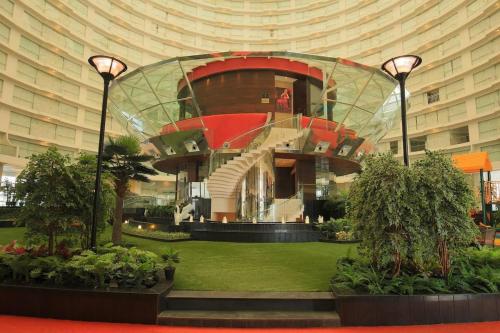 苏拉特Rajhans Belliza Luxurious Studio Apartment的中间有玻璃 ⁇ 顶的建筑