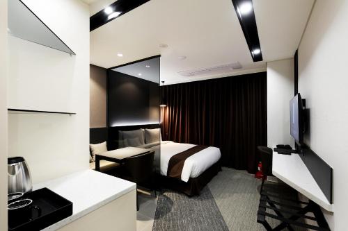 高阳市Kintex by K-tree的酒店客房,配有床和镜子