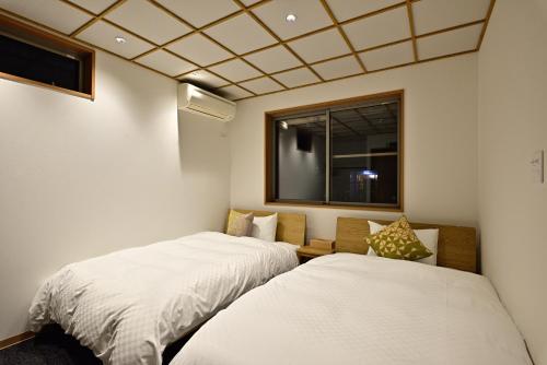 京都Corner6的小型客房 - 带2张床和窗户