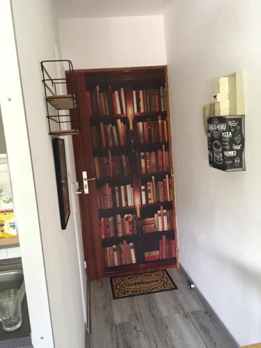 格朗维尔LE ROC的书架上书架的房间