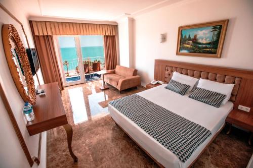 安塔利亚水晶海滨酒店的卧室配有床、椅子和窗户。