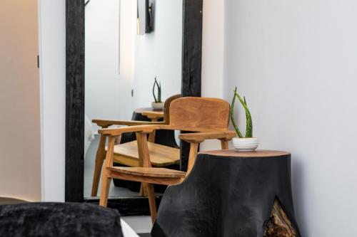 米克诺斯城She Mykonos - Luxury Apartments的客厅配有椅子和桌子