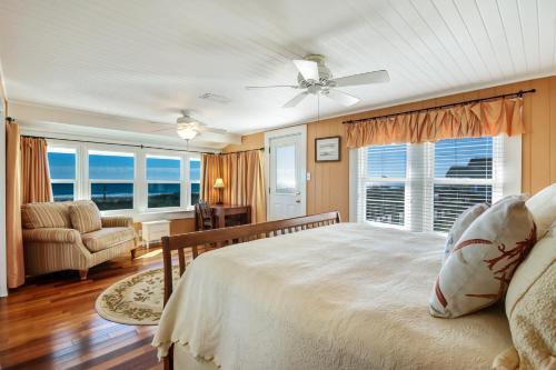 费南迪纳比奇623海洋大道公寓的一间卧室设有一张床和一个大窗户