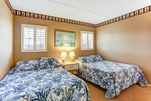 费南迪纳比奇Fresh Oceanfront Condo的带2扇窗户的客房内的2张床