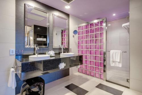 巴拿马城Riu Plaza Panamá的一间带两个盥洗盆和淋浴的浴室