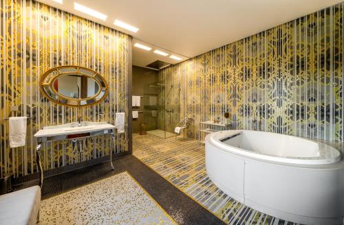 普列奈Harmony Park Hotel & SPA的带浴缸和盥洗盆的浴室