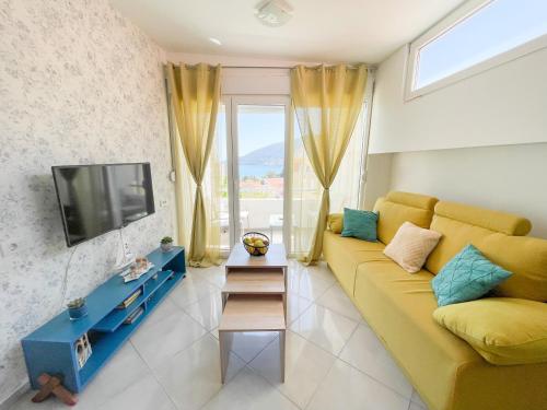 伊加洛Al Mare的客厅设有黄色沙发和电视