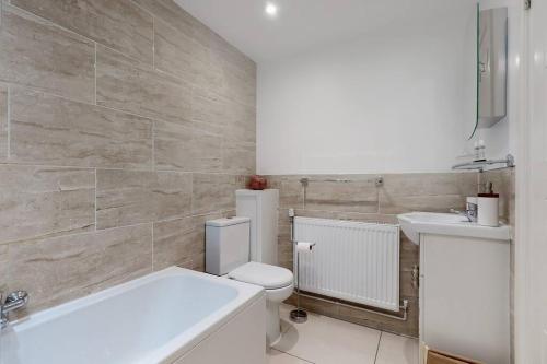 伦敦Lovely 2 Bedroom Apartment near Highgate Station的浴室配有白色卫生间和盥洗盆。