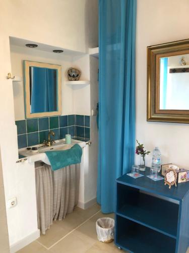 康塞普西翁新镇Finca amorosa的浴室设有水槽和蓝色的浴帘