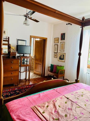 卡斯蒂里昂纳·德拉佩villa porta a colle的一间卧室配有一张床、一个梳妆台和电视。
