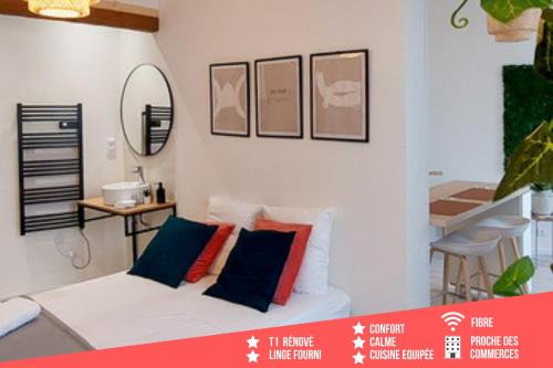蒙吕松Artpink - Idéal Pros - Proche commerces - Agathor的客房设有带色彩缤纷枕头的白色沙发。