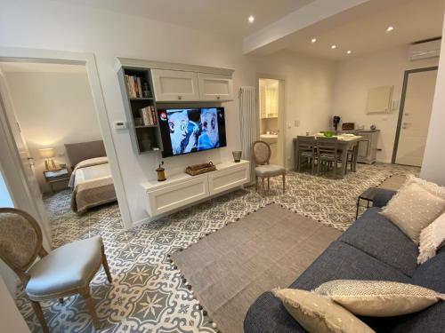 瓦拉泽Suites 5 Stelle nel Borgo di Varazze的带沙发和平面电视的客厅