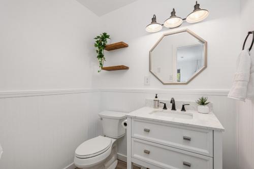斩魔山Offshore Winds - KDH112的浴室设有白色的卫生间和镜子