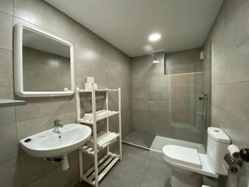 萨洛APARTAMENTO CERCA DEL PASEO Y PORT AVENTURA的一间带水槽、卫生间和淋浴的浴室