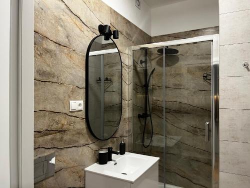 卢布林Apartamenty Rynek 5的一间带水槽和镜子的浴室