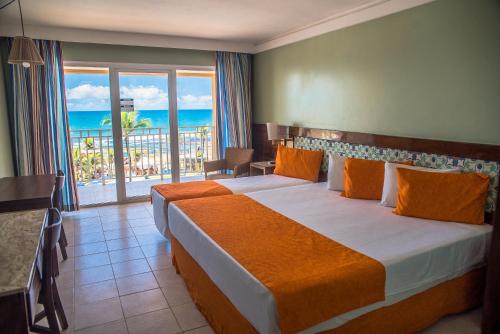萨尔瓦多Gran Hotel Stella Maris Urban Resort & Conventions的一间卧室设有一张床,享有海景