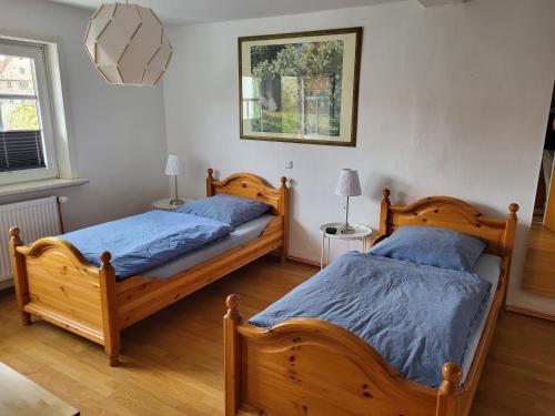 MorschenGästehaus Domänenblick的配有2张单人床的客房,配有2盏灯