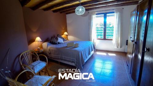 圣拉斐尔Quinta Jensen的一间卧室设有一张床和一个窗口