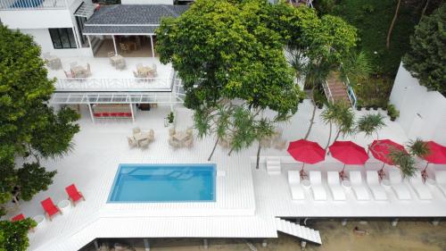 丽贝岛Casa De Lipe的享有带游泳池的房屋的空中景致