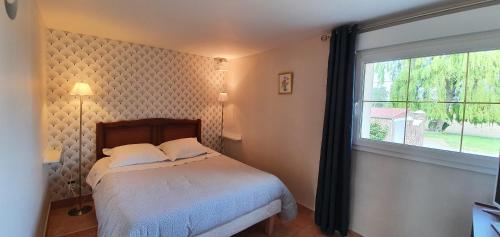 Villers-CarbonnelLe Gîte Les Grives的一间卧室设有一张床和一个大窗户