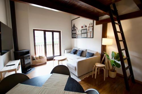 拉莫利纳Apartament Els Pins的客厅配有白色沙发和梯子