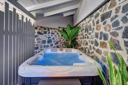 纳夫普利翁Kanathos Pigi的设有带蓝色浴缸的石墙浴室