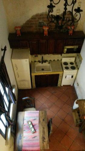 危地马拉安地瓜Casita Acogedora的小厨房配有炉灶和水槽