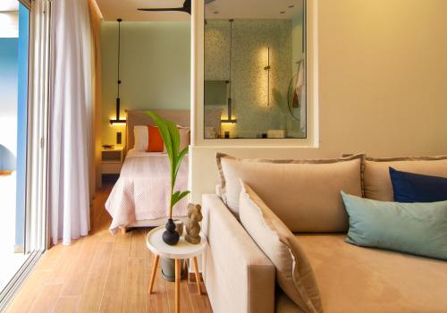 帕琉乔拉Eftihia Studios的带沙发的客厅和卧室