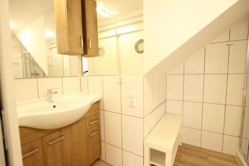 乌斯特卡Dom Wczasowy FOCZKA的白色的浴室设有水槽和镜子