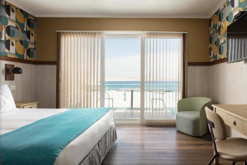 巴伊亚英格莱萨洛卡丝巴西亚酒店的酒店客房设有一张床,享有海景。
