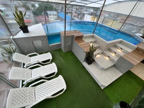 巴尼奥斯命运酒店的享有带椅子和游泳池的景色